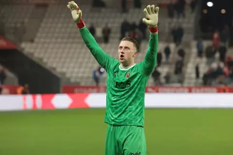 فوت ميركاتو: نيوم السعودي يتفق على ضم حارس نيس الفرنسي